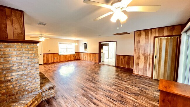 Building Photo - Modern Comfort Meets Prime Location – Spac...