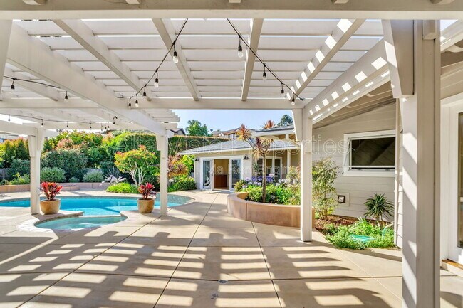 Building Photo - 5940 La Jolla Mesa Dr