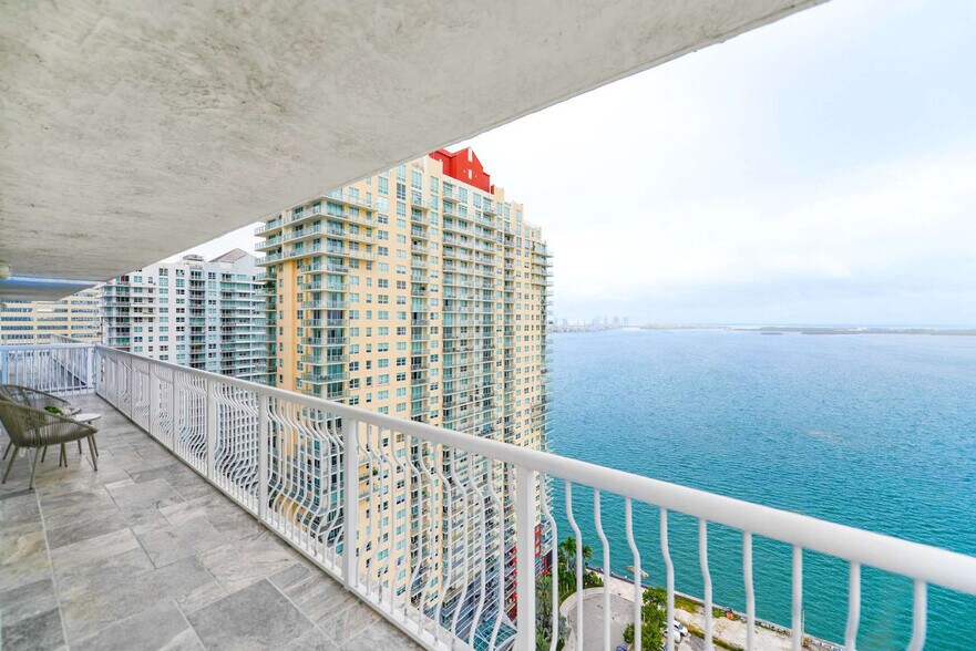 Building Photo - 1200 Brickell Bay Dr