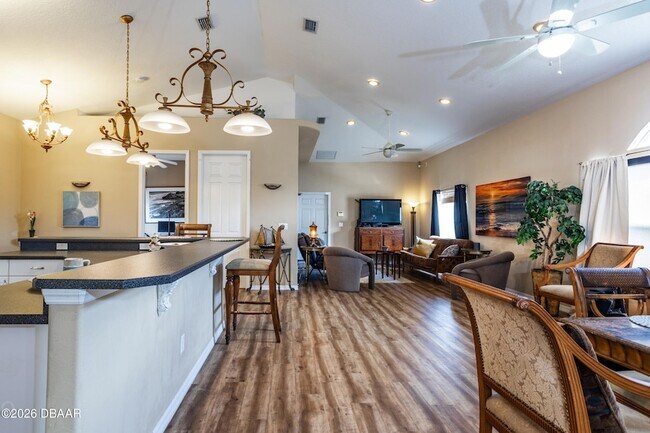 Building Photo - 497 Grandview Ave