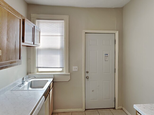 Building Photo - 127-141 E 11th Ave-141