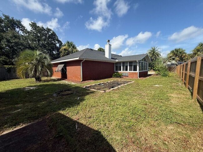 Building Photo - Gulf Breeze - Mandavilla - 3 bedroom, 2 bathroom