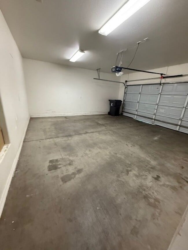Building Photo - 3 Bed 2 Bath Available Now!! Contact Prope...