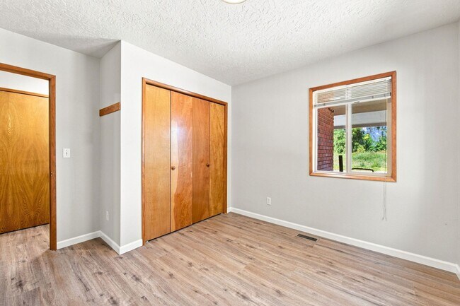 Building Photo - 39601 Santiam Bluffs Rd NE