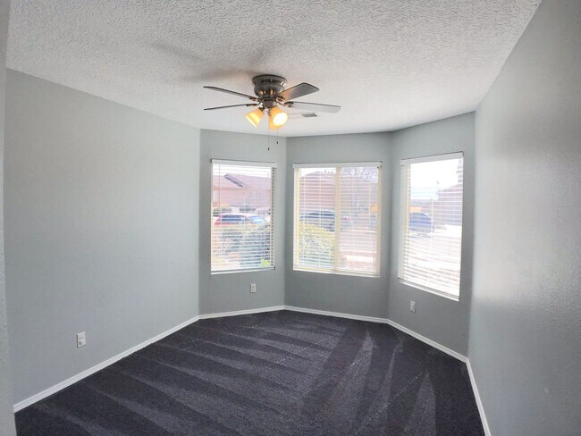 Building Photo - Don't miss out!  Beautiful 3 bedroom Los Lunas Home! Open Layout, spacious living room. Easy I-25...