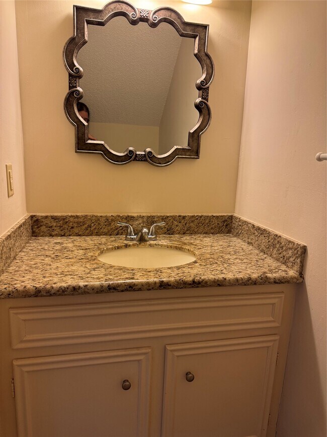 Building Photo - 13784 Hollowgreen Dr