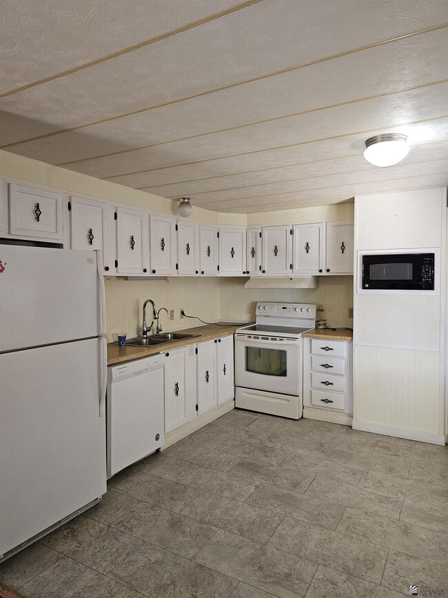 Building Photo - 2159 S Cottontail Ave