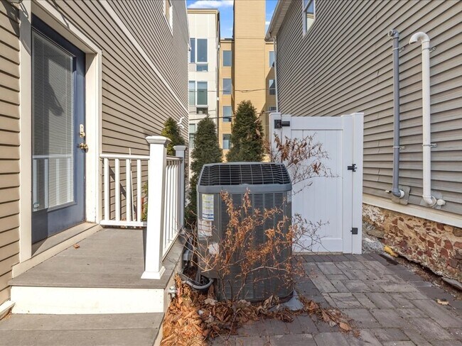 Primary Photo - 91 Dresser St