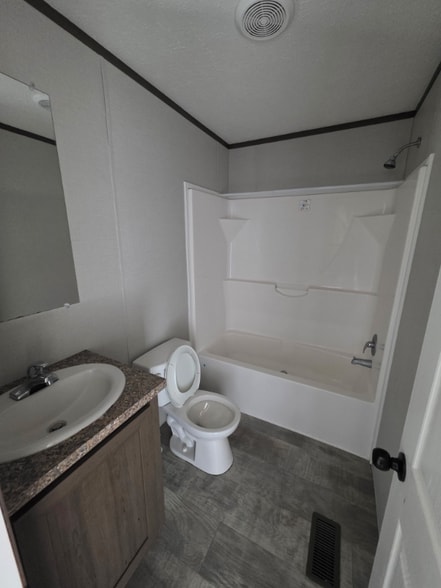 Building Photo - 2220 Montague Ave