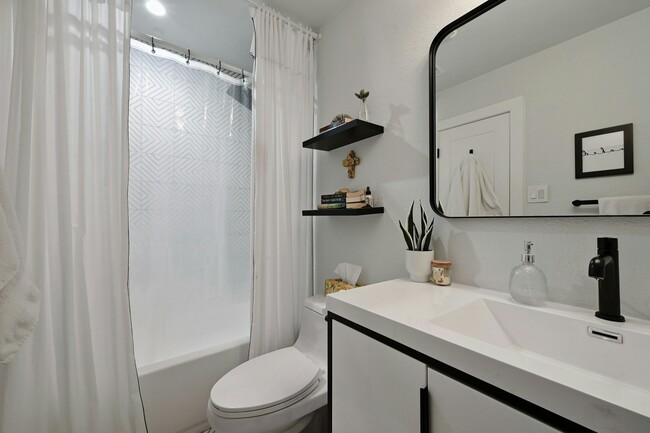 Building Photo - 1215 Hollow Creek Dr