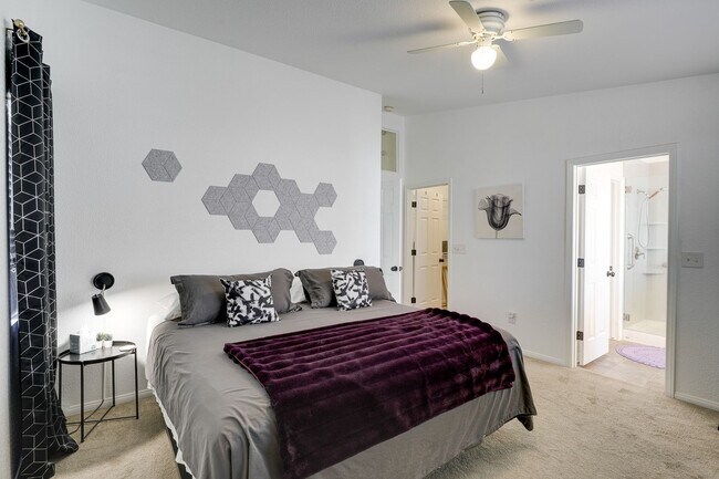 Building Photo - Fully Furnished Single-Story Gem – Spaciou...