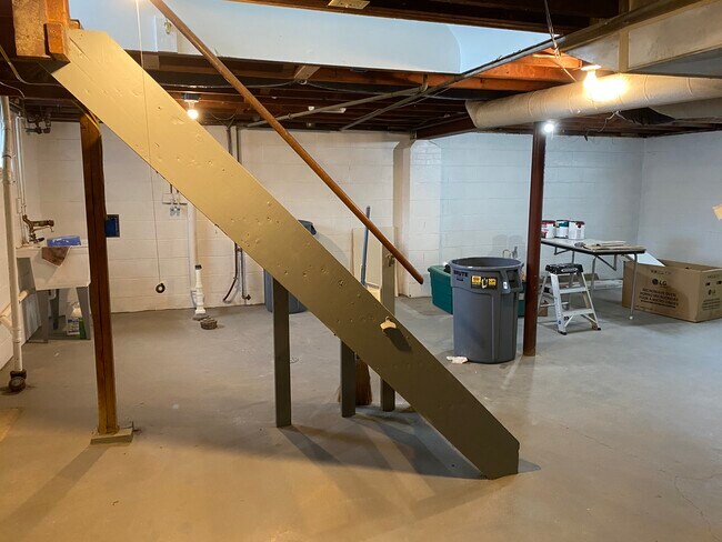Building Photo - 2204 E Lawn Pkwy