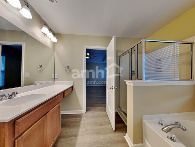 Building Photo - 8821 Shadowglen Dr