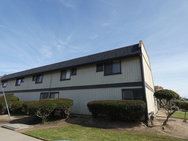 Building Photo - Townhouse in South Santa Maria with 1 car ...