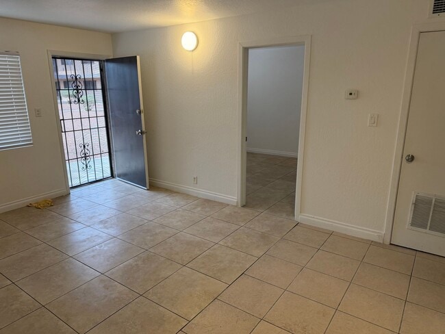 Building Photo - 1 Bedroom 1 bath Condo in Central Las Vegas