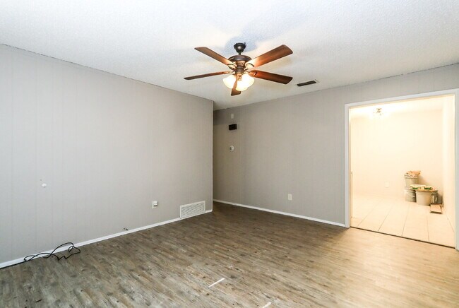 Building Photo - 2 Bedroom Duplex!