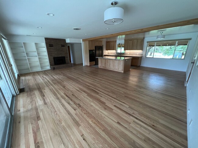 Building Photo - 3 Bedroom 2 Bath Lakeside Home