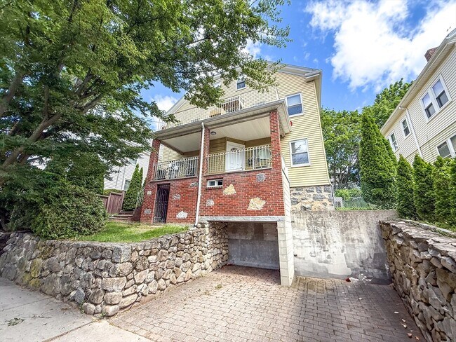 Building Photo - 83 Putnam St