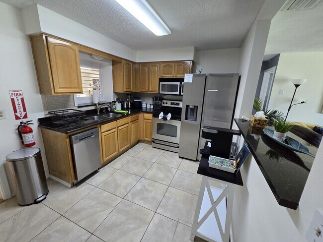 Building Photo - 1430 Parkview Ln