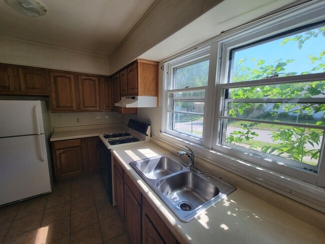 Building Photo - 2 Bedroom House