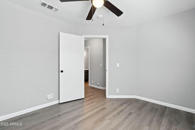 Building Photo - 1424 E Binner Dr