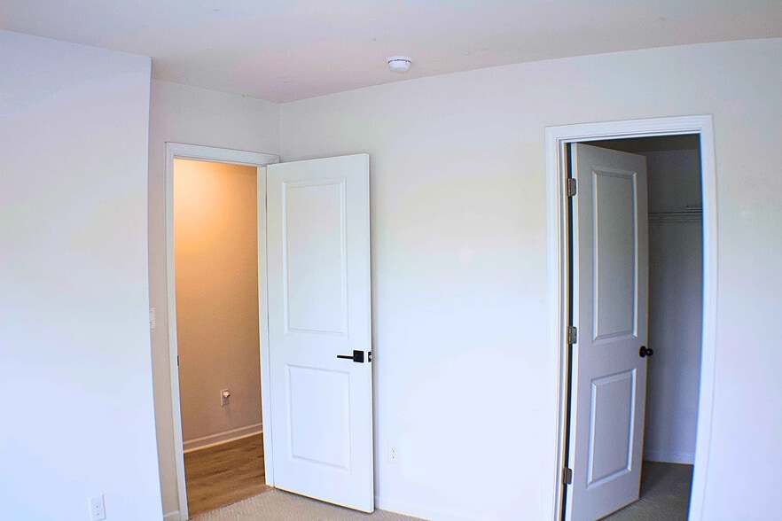 Building Photo - Room in Townhome on Chicory Trce