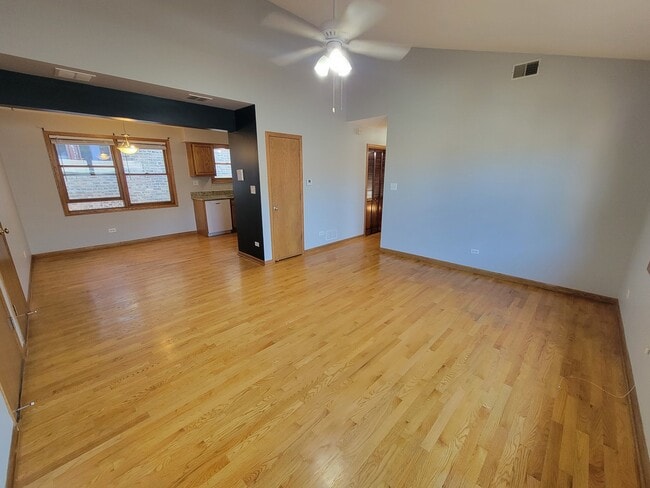 Building Photo - 7411 N Claremont Ave