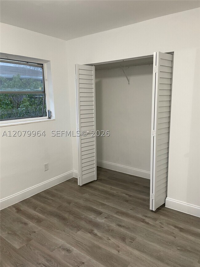 Building Photo - 633 NW 23rd Pl