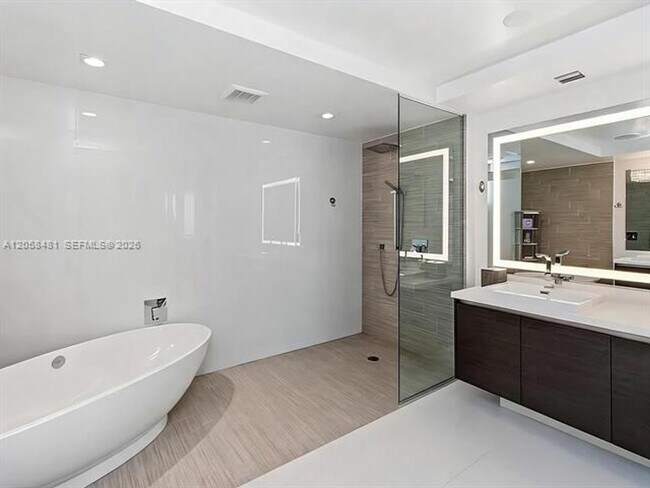 Building Photo - 300 Sunny Isles Blvd