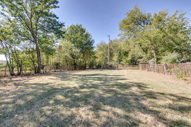 Building Photo - 813 S Midwest Blvd