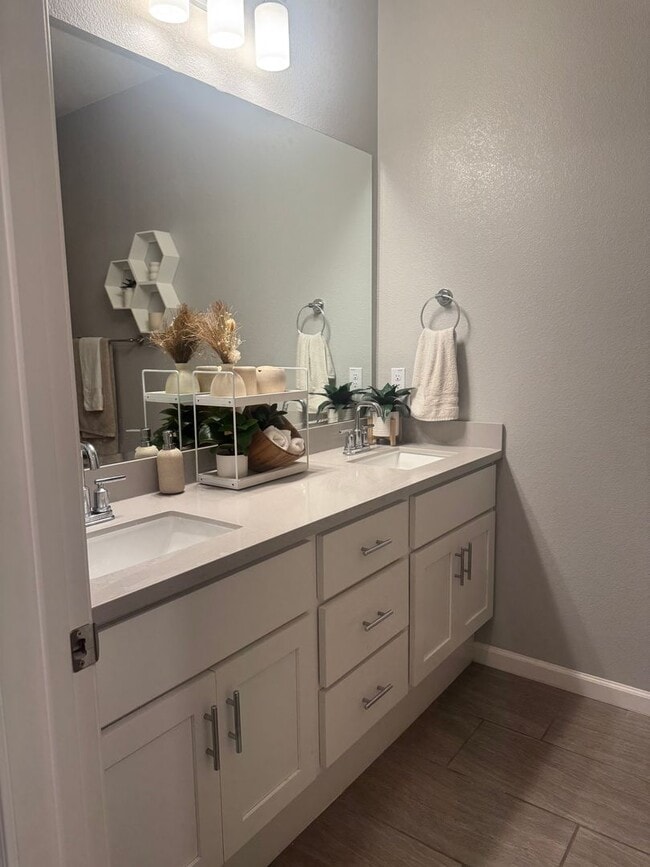 Building Photo - 4 Bed 3 Bath 2 Car Garage