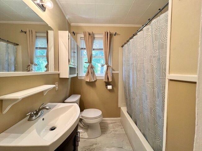 Building Photo - 1266 Pinecrest Dr