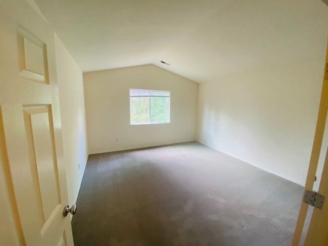 Building Photo - Charming and Spacious Home