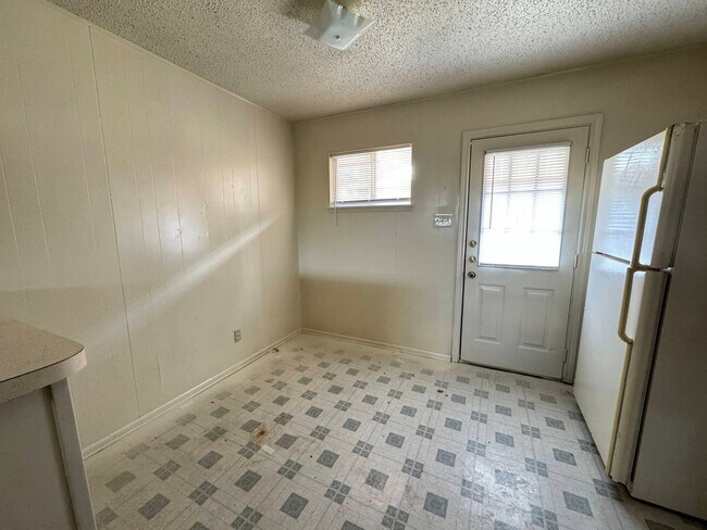 Building Photo - 808 Safady Ave