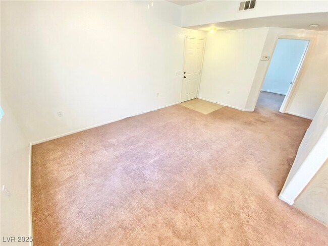Building Photo - 3400 Cabana Dr