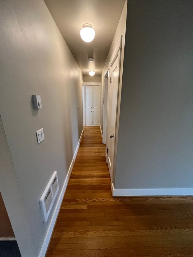 Building Photo - Large / Modern 1 Bedroom w/ Private Baseme...