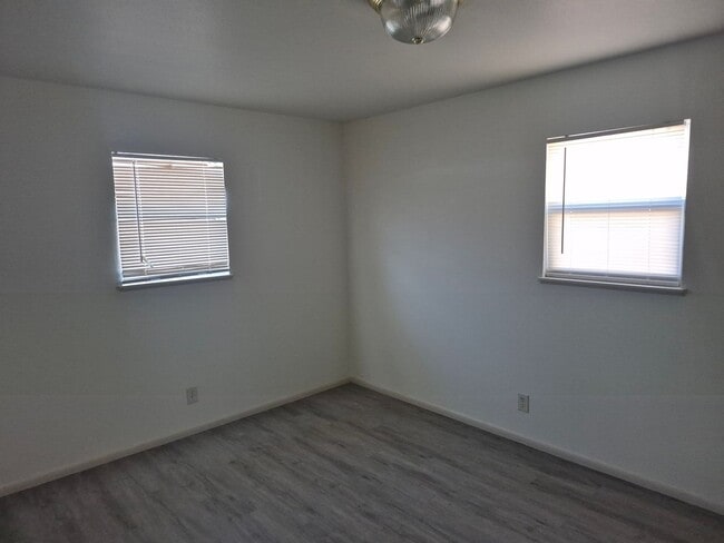 Building Photo - 4- Bedroom 1.5 bath home with over 1400sqft of living space!!