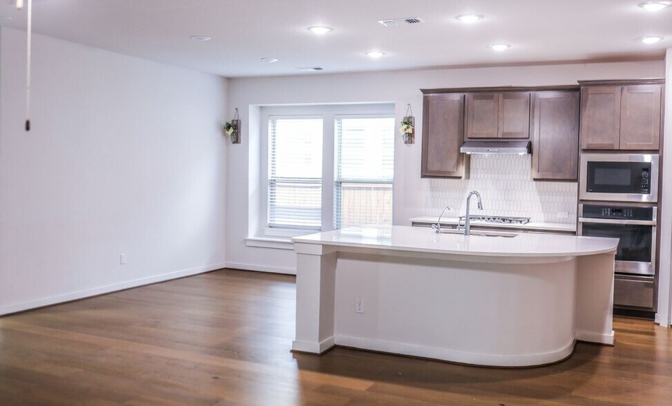 Building Photo - 112 Rosebush Dr