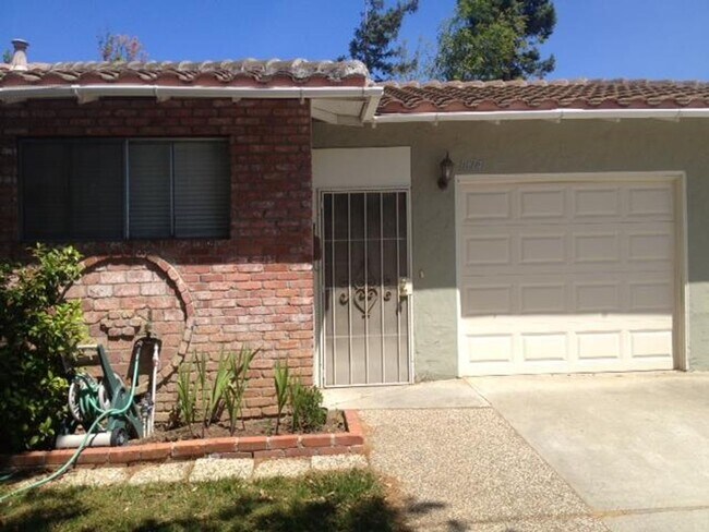 Building Photo - 1676 Blue Jay Dr