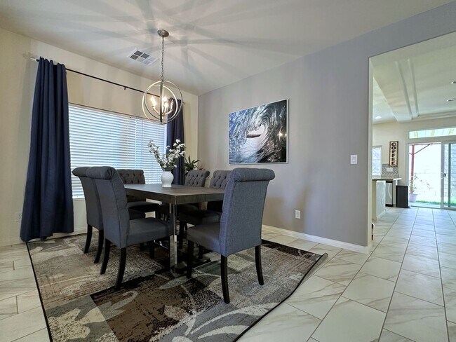 Building Photo - 4Bdrm/2.5bath Single Family Home - Fully Furnished