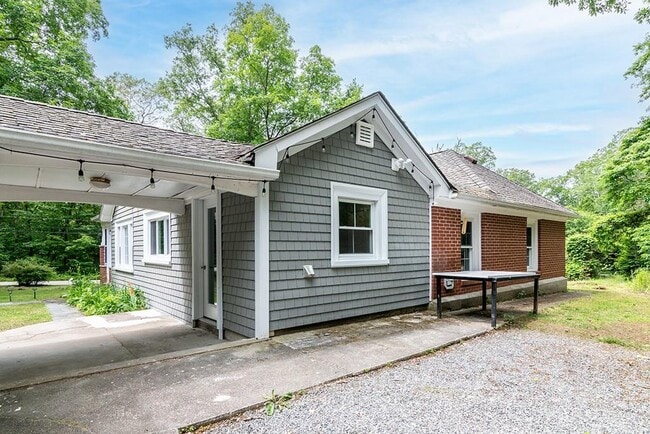 Building Photo - 137 Rocky Hill Rd