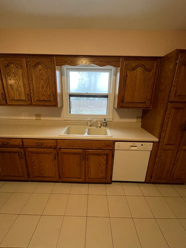 Building Photo - 1003 Sunset Dr