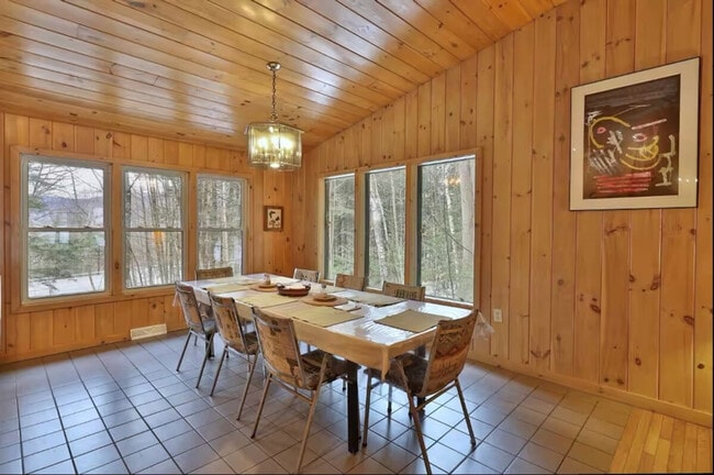 Building Photo - 4155 Lake Shore Dr