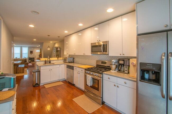 Building Photo - Beautiful Point Breeze Townhome