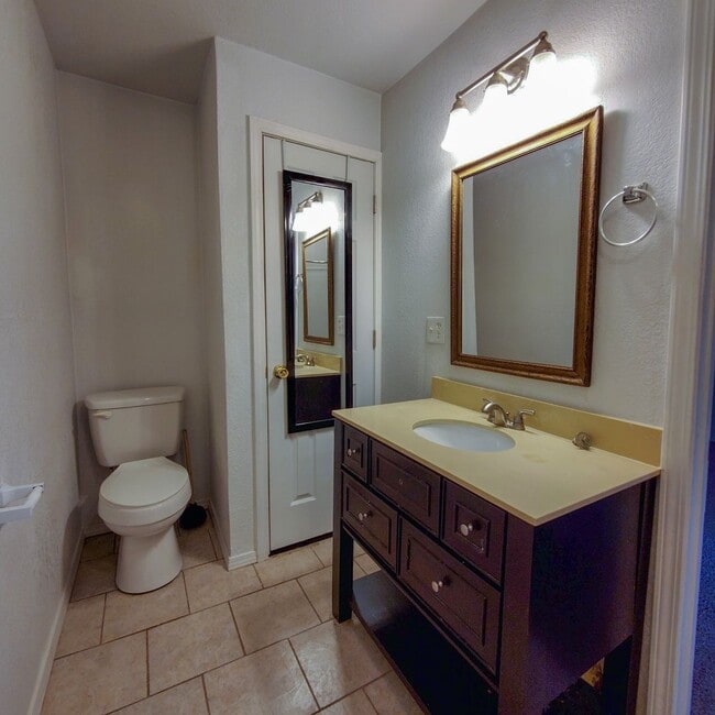 Building Photo - 3 Bedroom home in Shawnee