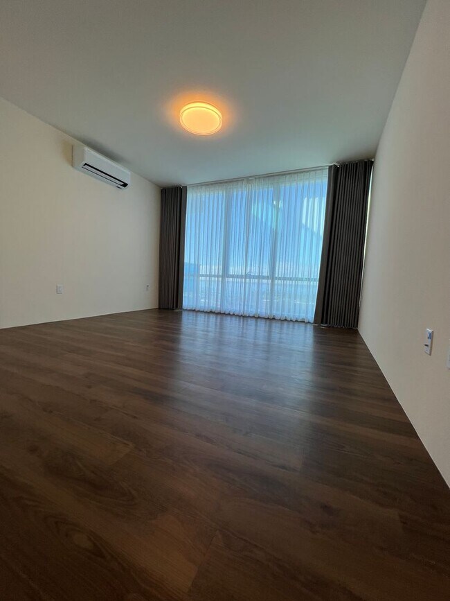 Building Photo - ** 2 BEDROOM 2 BATH** 2 covered PARKING, O...