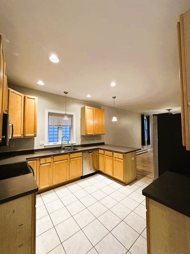 Building Photo - Beautiful Townhouse in NEW NORTH END Burlington 3BD/4BA