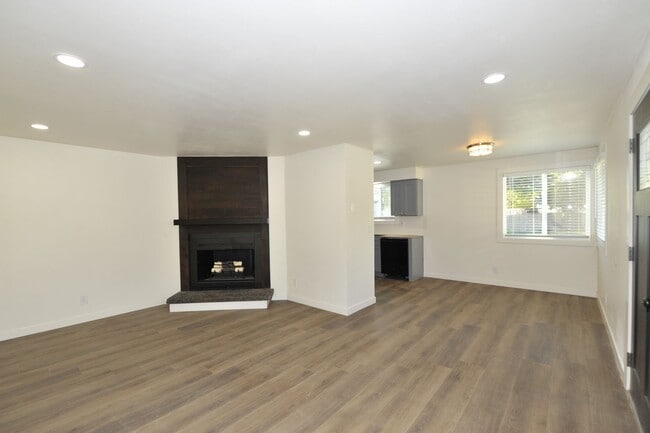 Building Photo - New Remodel 2 bed 1 bath
