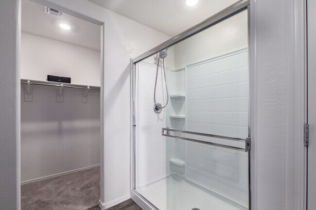 Building Photo - Stunning 2-Story with Modern Living in Flo...