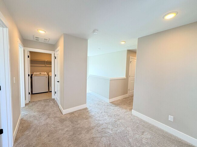 Building Photo - 3 Bedroom, 2.5 Bathroom Home Available in NE Salem!